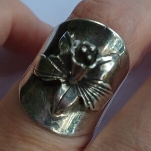 Elegant Silver Floral Ring
